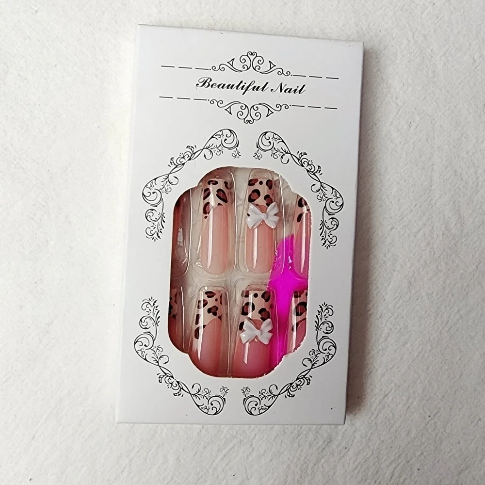 24 Pieces Fake press on nails